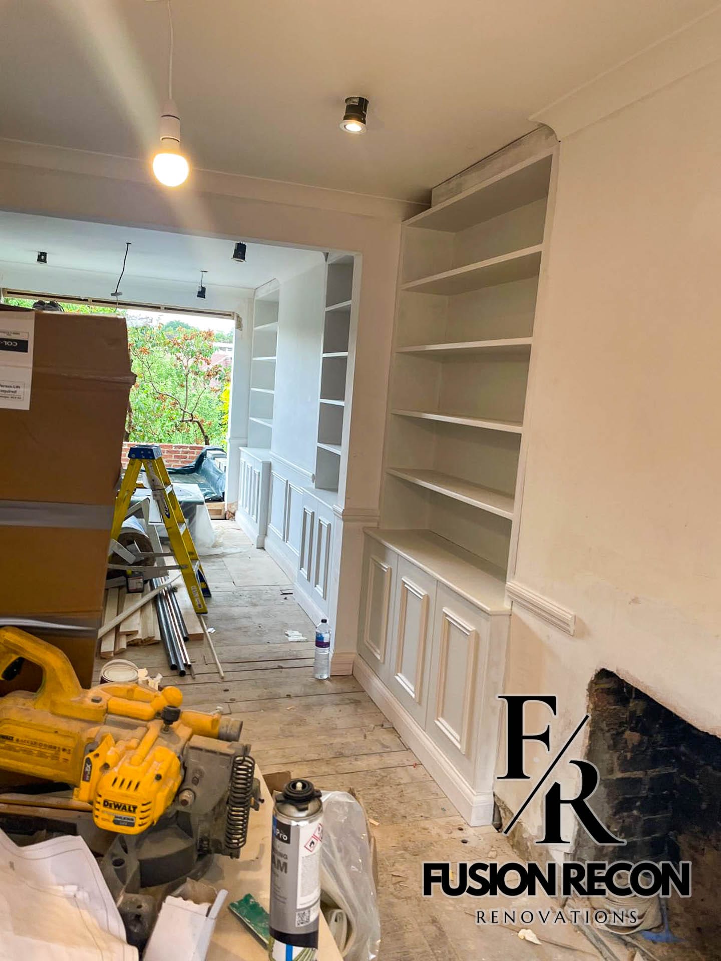 Custom bookshelf with integrated cabinets – Chelsea SW3