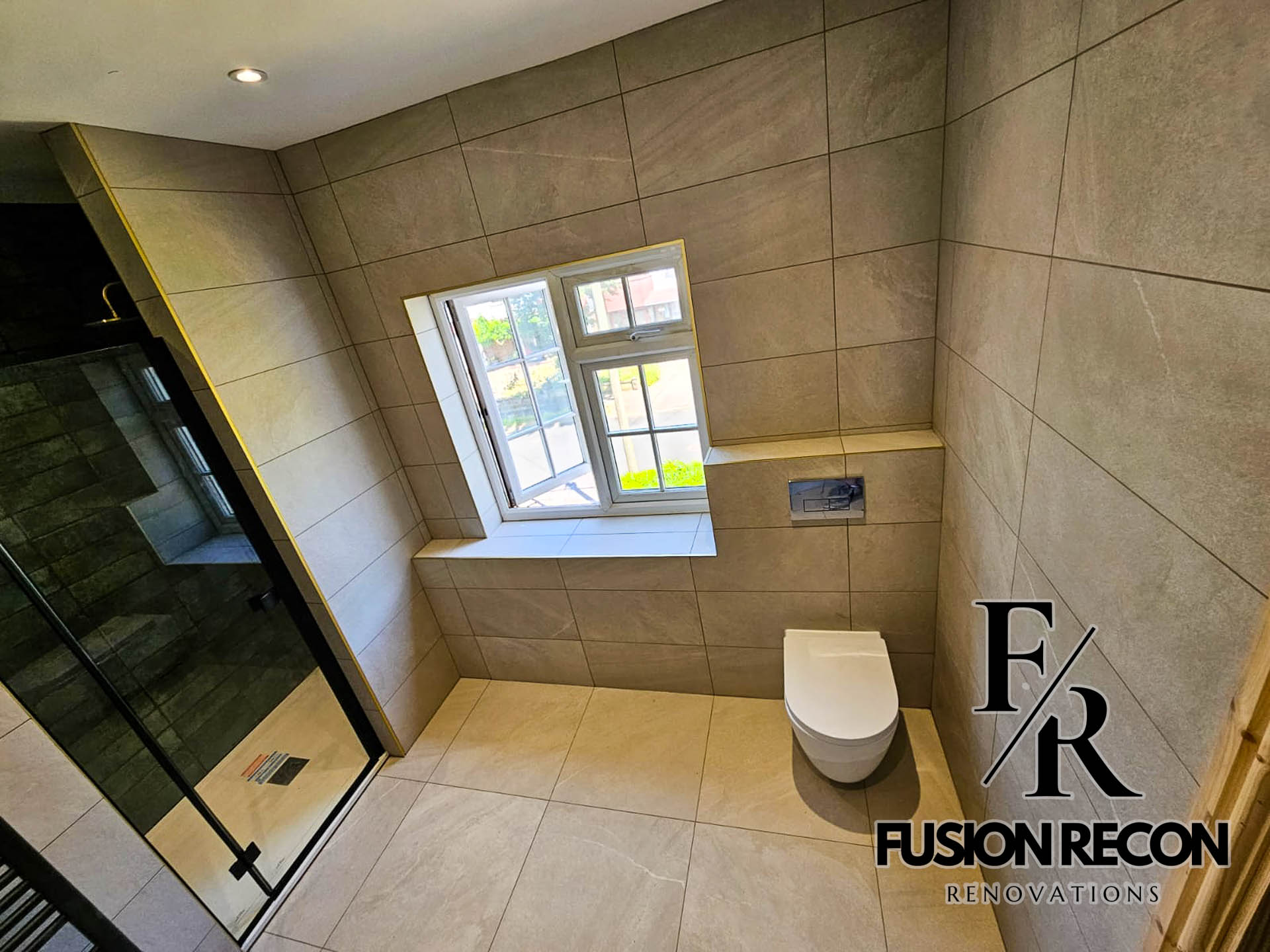 Luxury bathroom renovation with freestanding bathtub and marble-effect tiles – Chelsea SW3