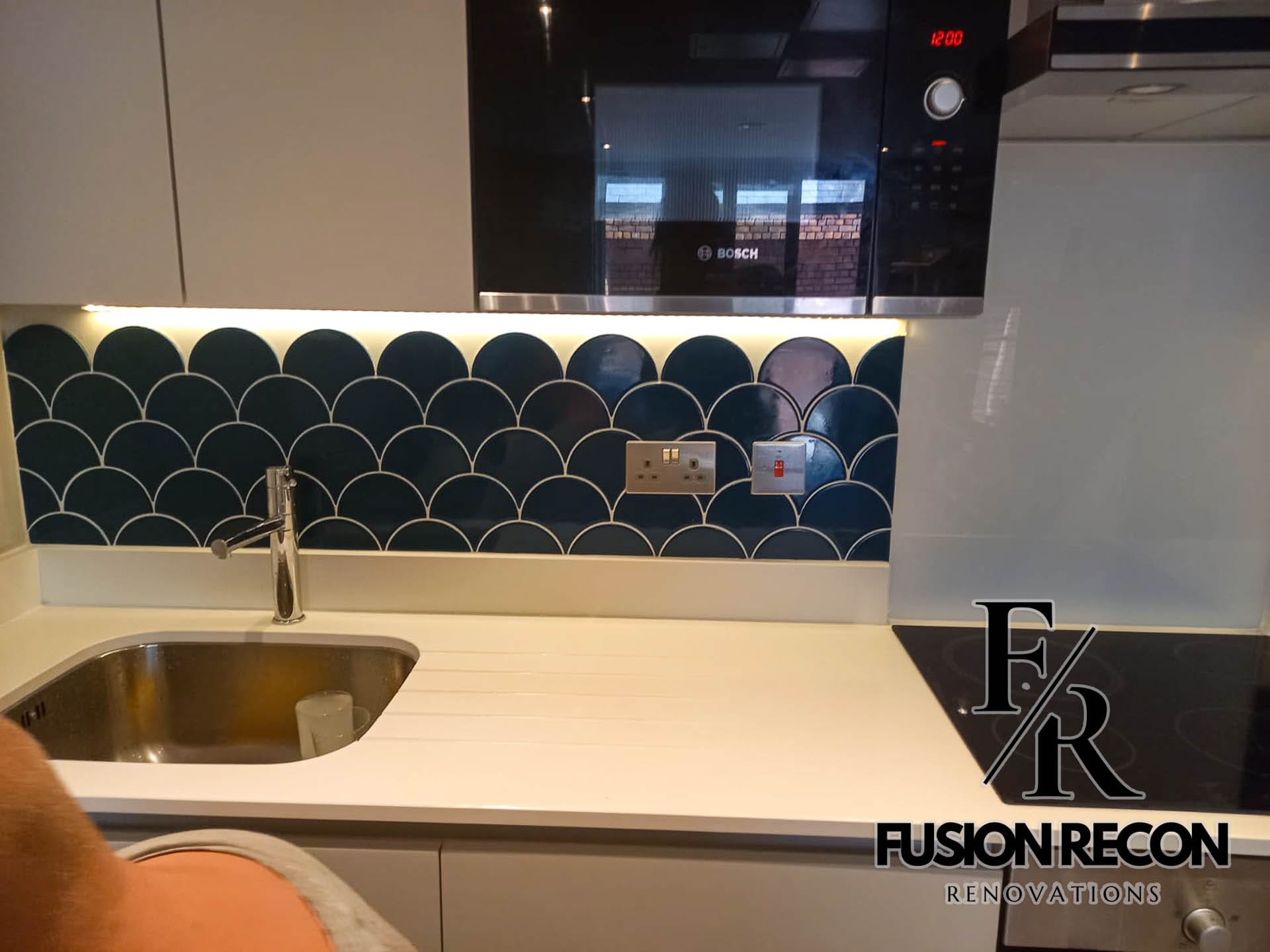 Stylish kitchen splashback with decorative fan-shaped tiles – Camden NW1